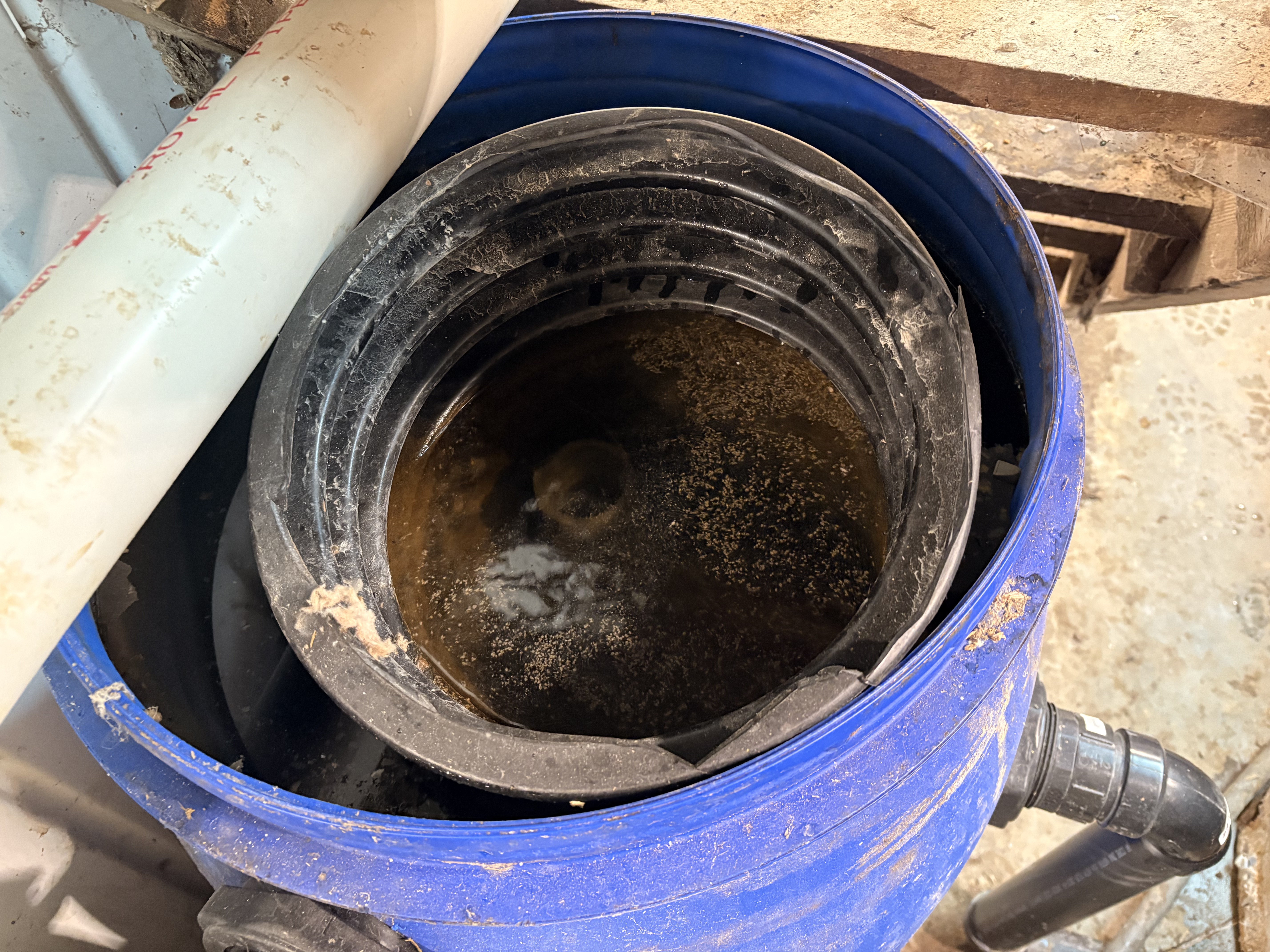 Radial flow settler, heavy particle separation